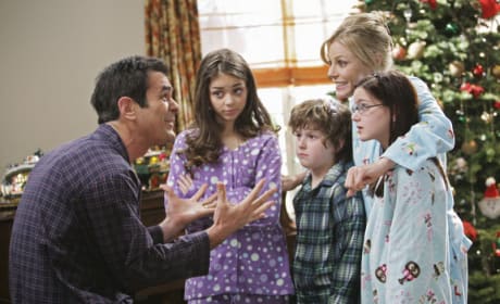 Modern Family Season 1 Episode 10 Undeck The Halls Photos Tv Fanatic