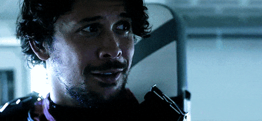 Bellamy Blake Sonriendo - The 100 Temporada 5 Episodio 3