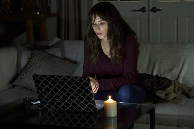Searching for a Link - Pretty Little Liars Season 7 Episode 9