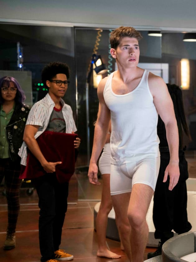 Chase Escapes - Marvel's Runaways Season 3 Episode 2