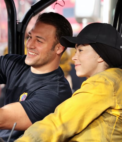 Selfie Time - Tall - 9-1-1: Lone Star Season 2 Episode 3