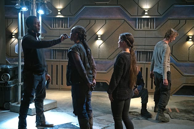 Jaha Passing Out ALIE Chips - The 100 Season 3 Episode 6