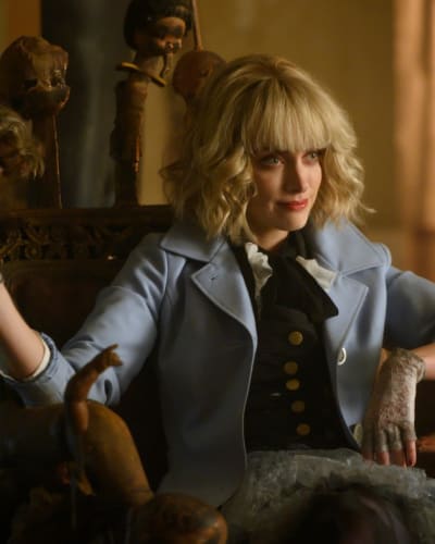 Alice on Her Throne - Batwoman Season 1 Episode 1