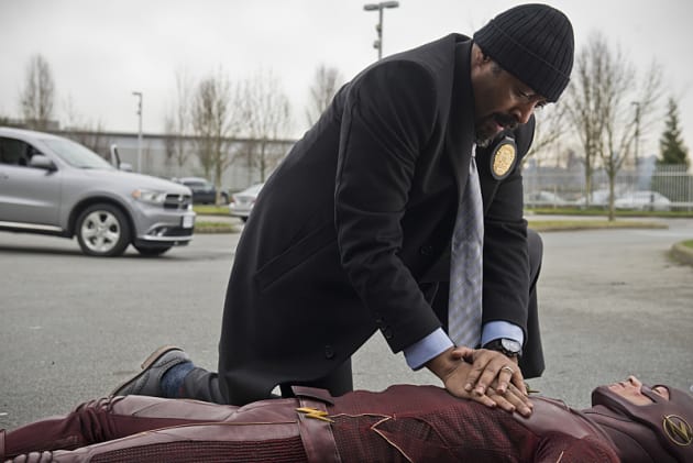 Saving a Life - The Flash Season 1 Episode 18 - TV Fanatic
