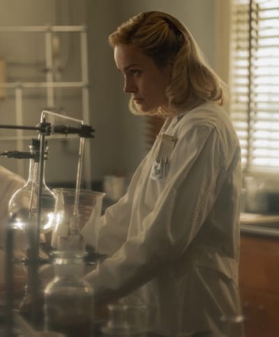 Elizabeth Zott In The Lab - Lessons in Chemistry Season 1 Episode 1
