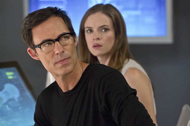 Intruders - The Flash Season 1 Episode 3