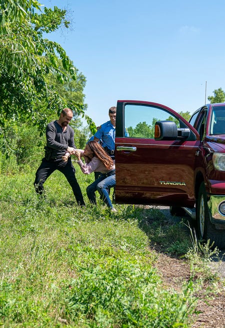 Dragged From the Truck - Queen of the South Season 4 Episode 9
