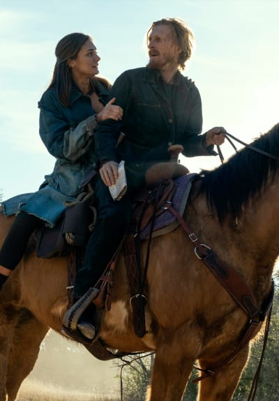 Dwight and Sherry on a Horse - Fear the Walking Dead Season 6 Episode 16