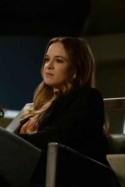 Caitlin Shares  - The Flash Season 6 Episode 8
