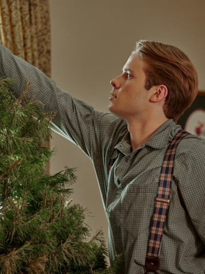 Setting the Tree on The Waltons: Homecoming