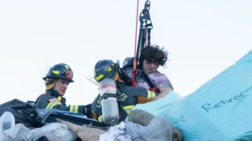 Landfill Rescue - 9-1-1 Temporada 6 Episódio 16