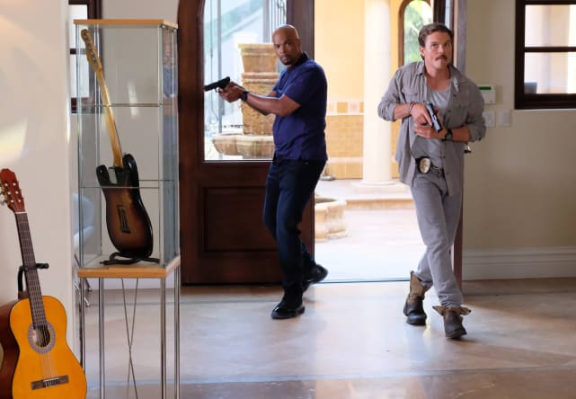 Entering the House - Lethal Weapon Season 2 Episode 3