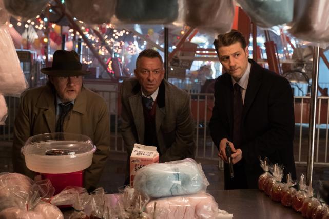 Sneaking Up - Gotham Season 3 Episode 14
