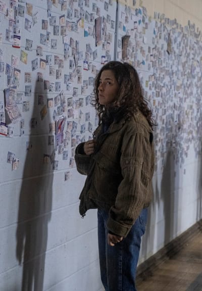 Hero at the FEMA Center tall - Y: The Last Man Season 1 Episode 2