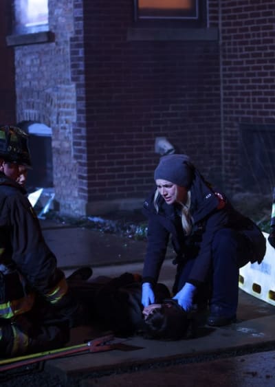 Sylvie ayuda a una víctima - Chicago Fire Temporada 12 Episodio 4