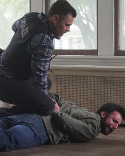 Subduing a Perp -tall - Chicago PD Season 10 Episode 8