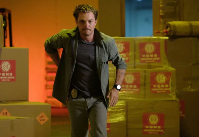 On the Move - Lethal Weapon Season 2 Episode 1