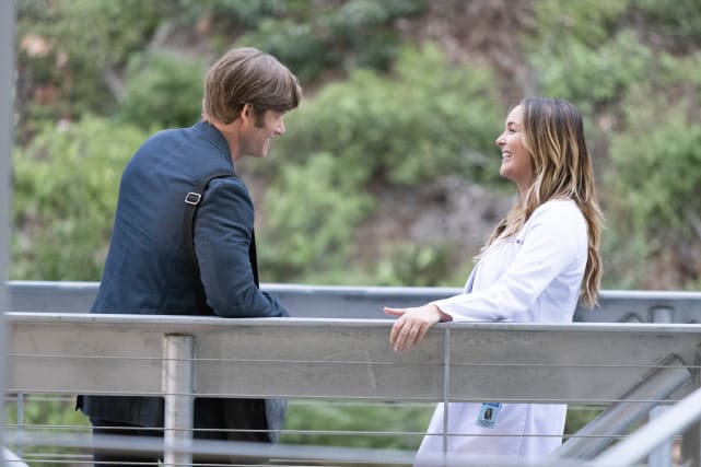 Talking Outside the Hospital - Grey's Anatomy Season 19 Episode 1