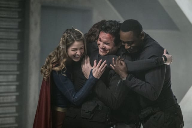 Group hug supergirl season 2 episode 14