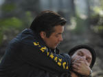 Raylan Manhandles a Suspect