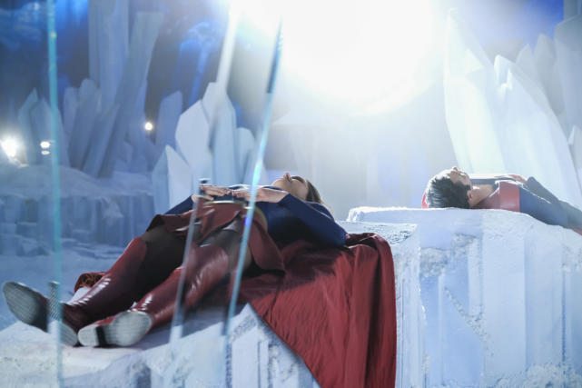 Sleeping on the Job - Supergirl Season 2 Episode 22