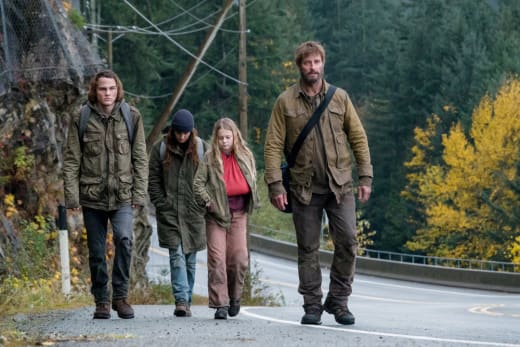 Colony Season 3 Episode 6 Review The Emerald City Tv Fanatic Perevod slova colony, amerikanskoe i britanskoe proiznoshenie, transkripciya, slovosochetaniya, odnokorennye slova, primery ispolzovaniya. colony season 3 episode 6 review the