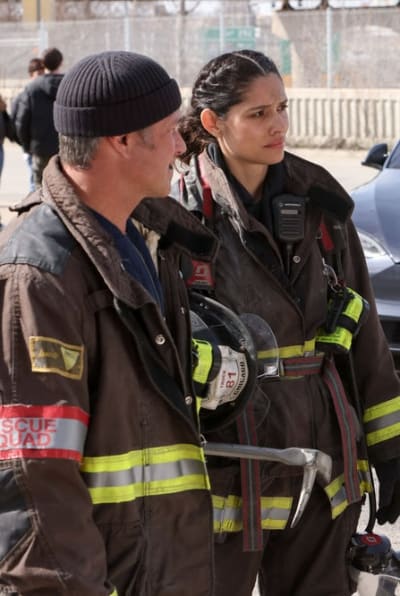 Pareja trabajando junta - Chicago Fire Temporada 12 Episodio 9