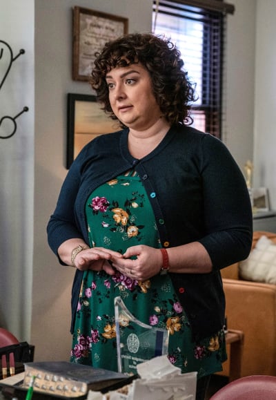 Stuck Between Kapoors - Tall - New Amsterdam Season 1 Episode 18