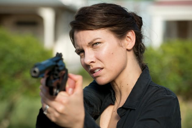 Maggie's got a gun - The Walking Dead Season 6 Episode 1