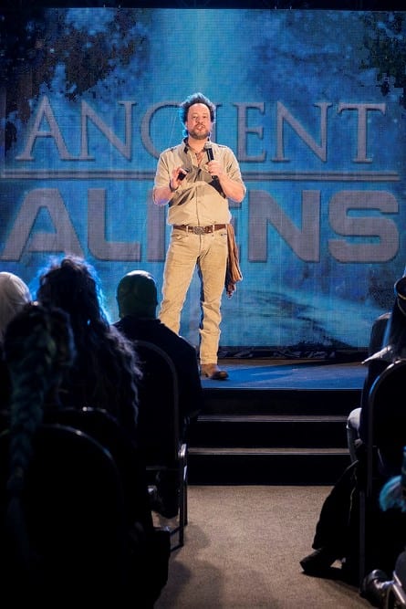 Giorgio Tsoukalos Takes the Stage - Resident Alien Season 1 Episode 9