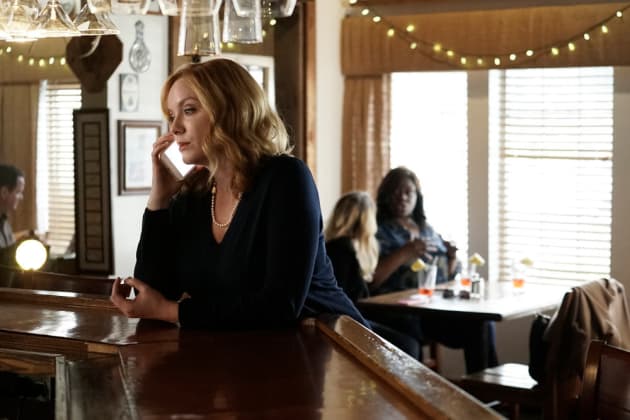 Beth Talking - Good Girls Season 1 Episode 3