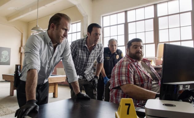 Hunting Down a Criminal - Hawaii Five-0