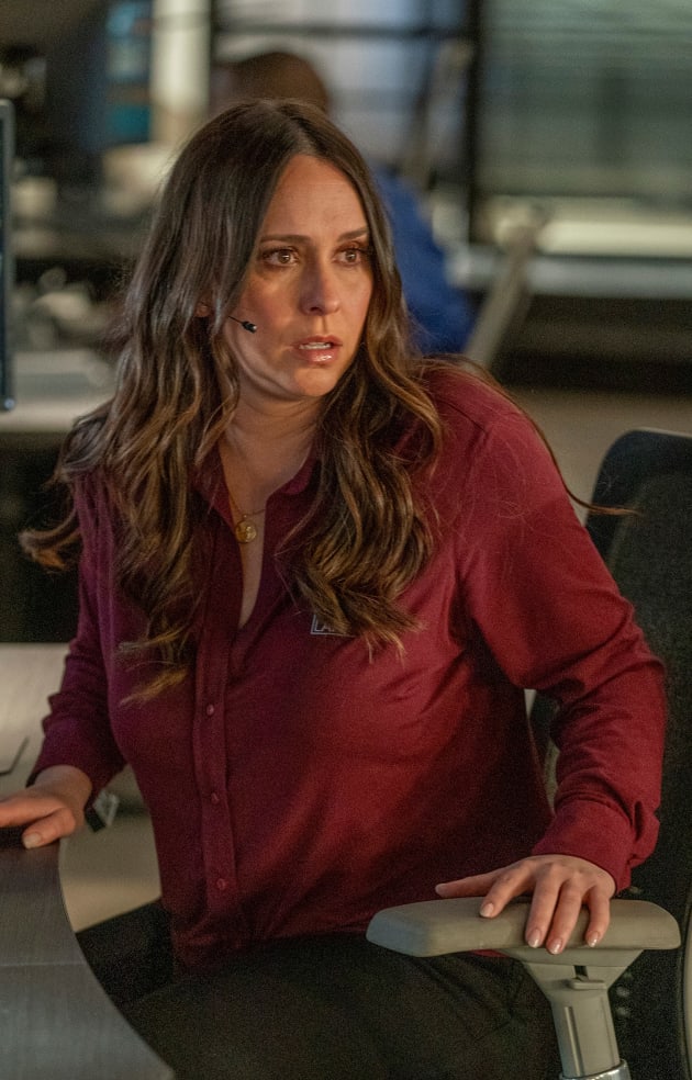 9 1 1 Season 3 Episode 14 Review The Taking Of Dispatch 9 1 1