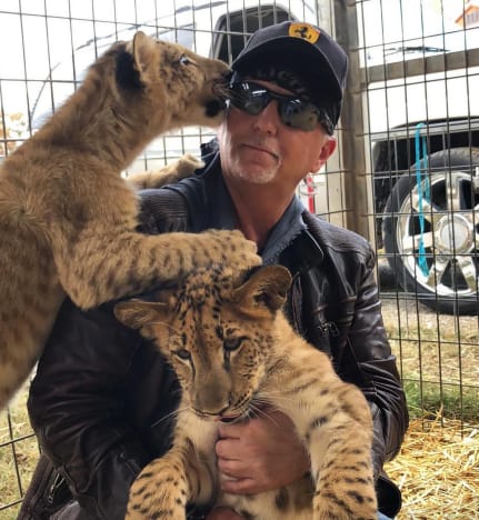 Jeff Lowe Poses With Cubs