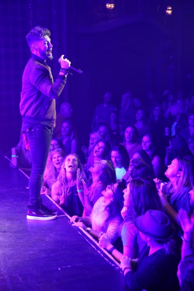 Chris Lane Performs - The Bachelor