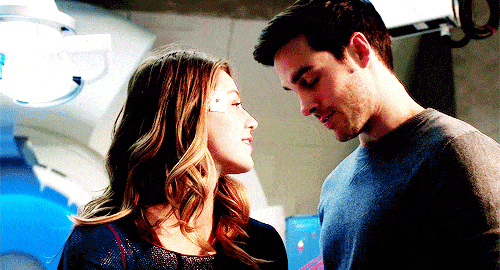 Mon-El's Love Saves Kara - Supergirl