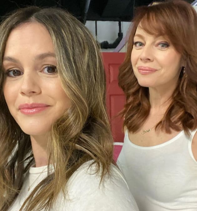 The Oc Reboot Rachel Bilson And Melinda Clarke Are Totally Down Tv Fanatic