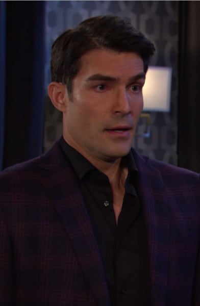Dimitri propone a Gwen (alto) - Days of Our Lives