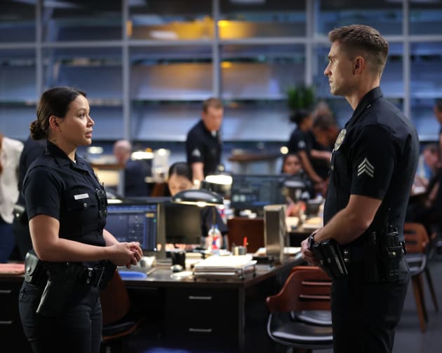 The Rookie Saison 4 Tim Et Lucy Lucy Gets Through to Tim - The Rookie Season 4 Episode 8 - TV Fanatic