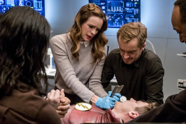 Joe assists with surgery - The Flash Season 3 Episode 15