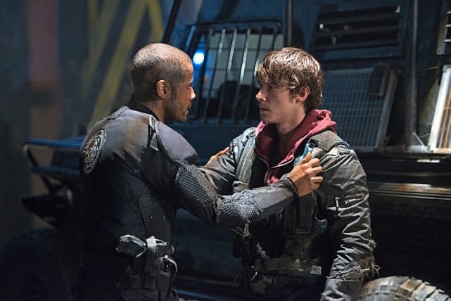 Miller and Bryan Having A Moment - The 100 Season 3 Episode 6
