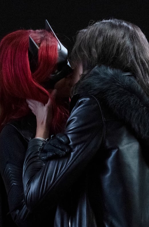 Secret Kisses - Batwoman Season 1 Episode 14