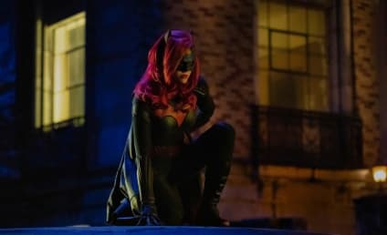 Elseworlds Photos: Batwoman Arrives, Cisco Goes Dark