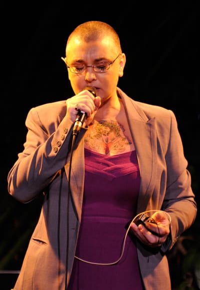 A cantora Sinead O'Connor se apresenta no The 2011 amfAR Inspiration Gala 