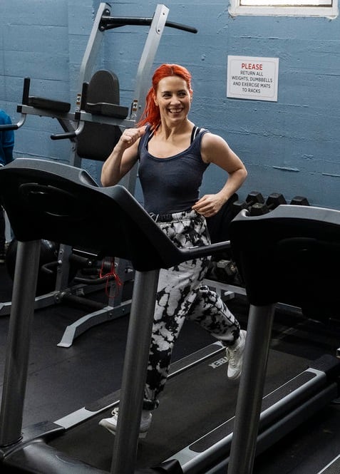 D'Arcy Gets her Run On - Resident Alien Season 2 Episode 7 - TV Fanatic