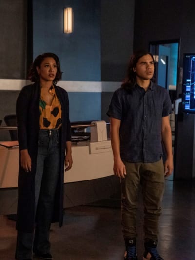 Iris and Cisco - The Flash Season 7 Episode 5
