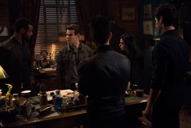Group meeting shadowhunters s3e8