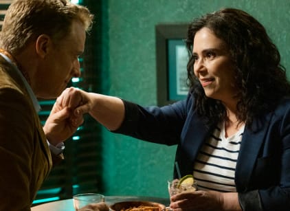 Watch resident alien online sales